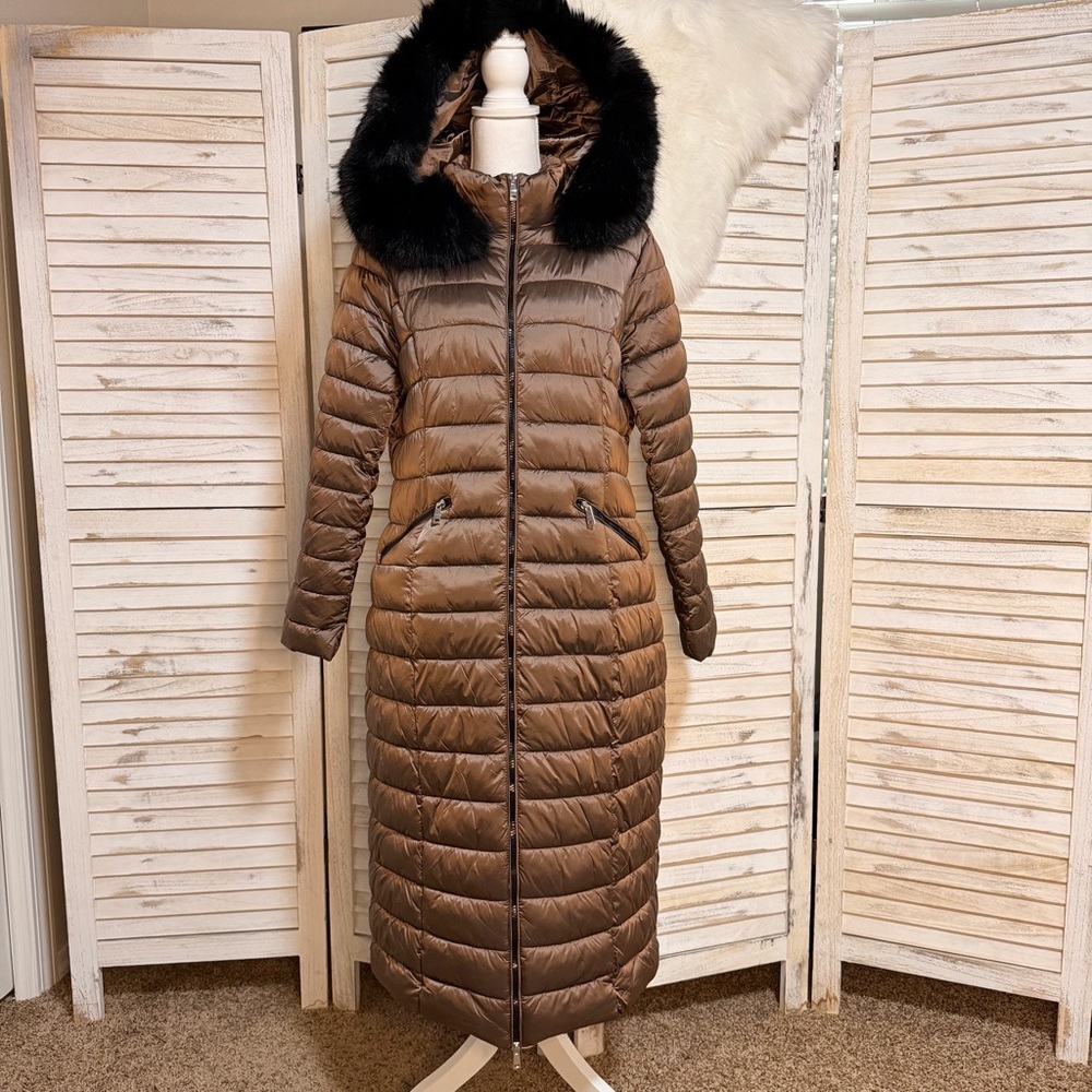 Elegant Brown Puffer Jacket with Faux Fur Trim - Picture 6 of 11